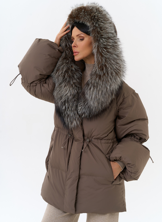 Женский пуховик с капюшоном из меха чернобурки