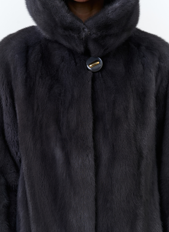 Женская шуба в сером цвете