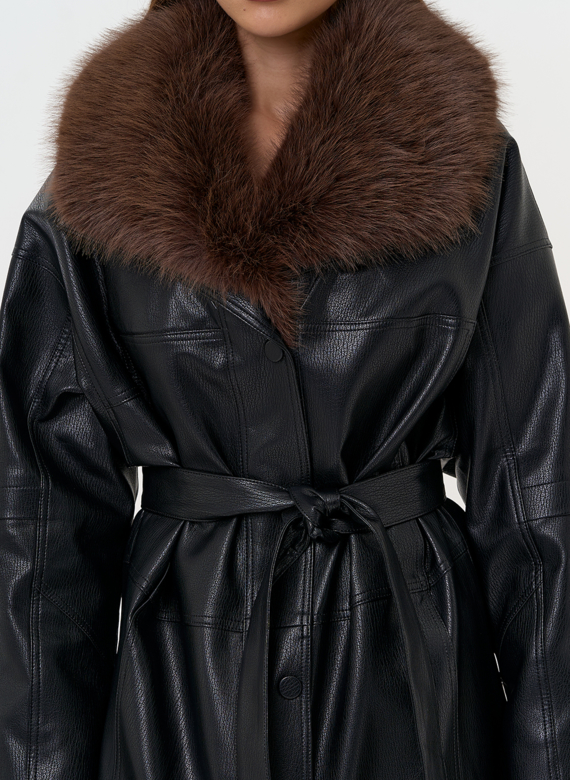 Женская утепленная куртка из эко кожи с воротником из эко меха