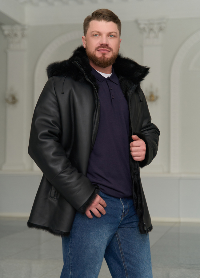 Мужская дубленка черного цвета с капюшоном модель № 31792 меха малина