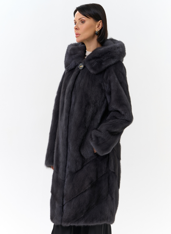 Женская шуба в сером цвете