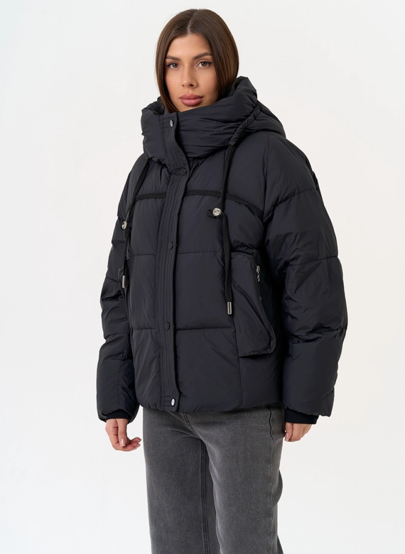 Женский пуховик черного цвета с капюшоном