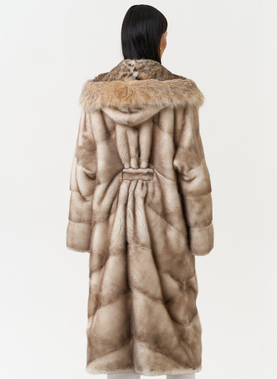 Женская шуба из меха норки с капюшоном из меха рыси