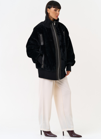 Женский бомбер из овчины черного цвета