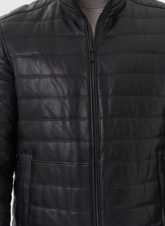Мужская куртка из натуральной кожи черного цвета