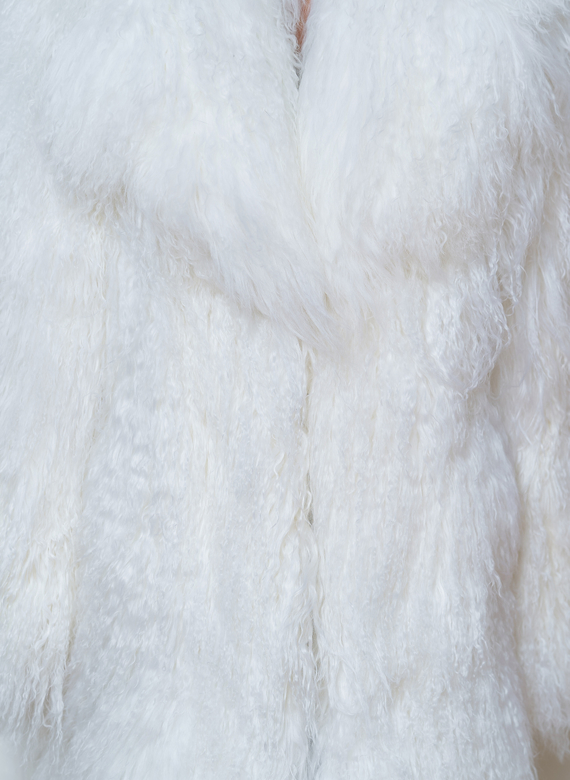 Длинная шуба белого цвета из меха ламы