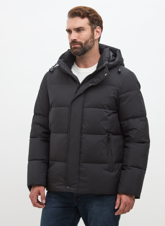 Мужской пуховик черного цвета 