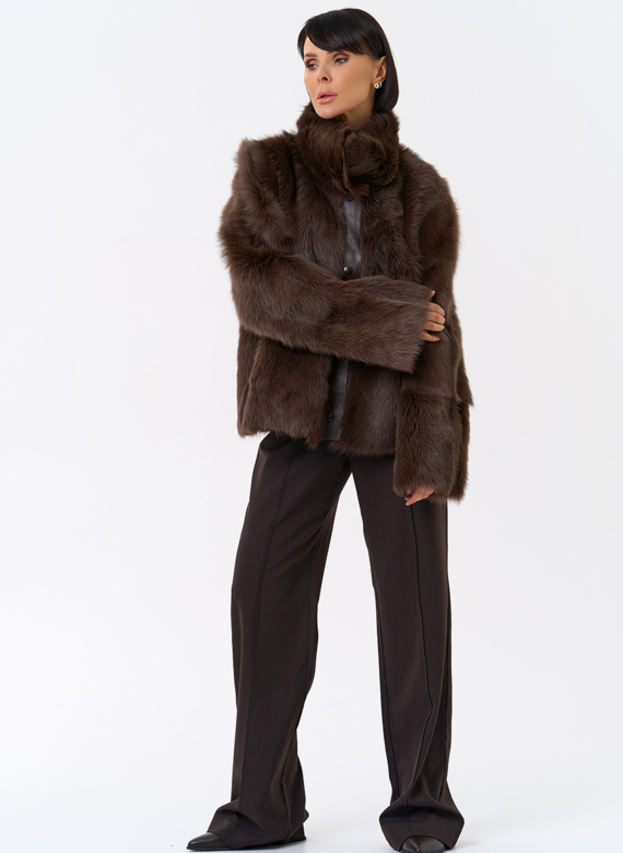 Женская короткая дубленка с воротником стойкой