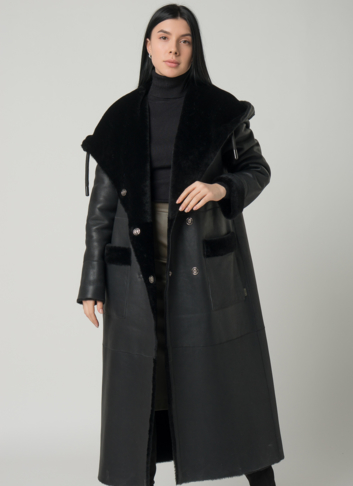 Удлиненная женская дубленка с капюшоном