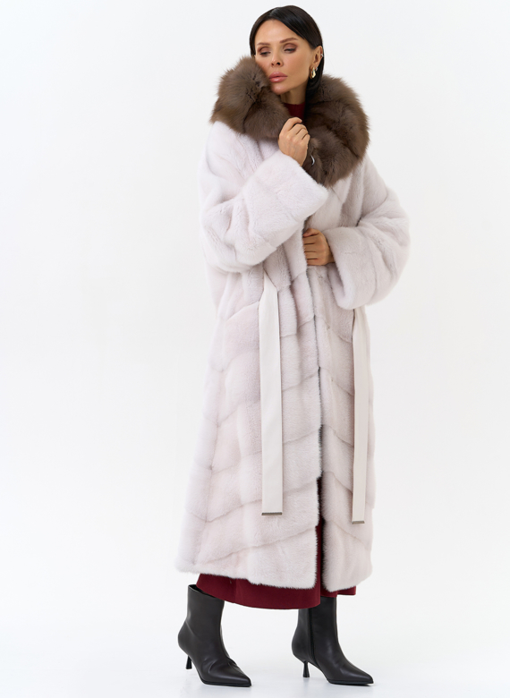 Белая шуба из меха норки с капюшоном из меха куницы