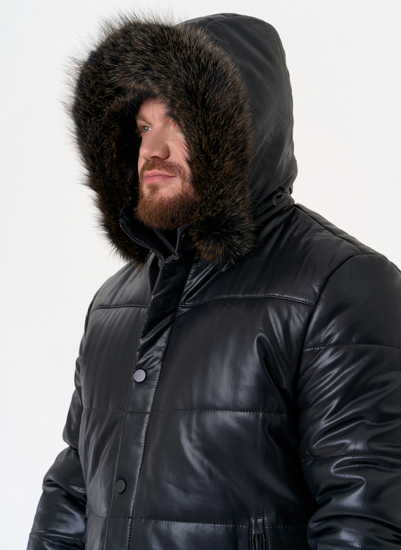 Пуховик из эко кожи с капюшоном из меха енота