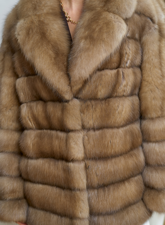 Женская шуба из куницы с английским воротником