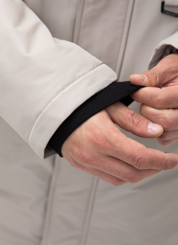 Мужской пуховик с капюшоном из меха енота