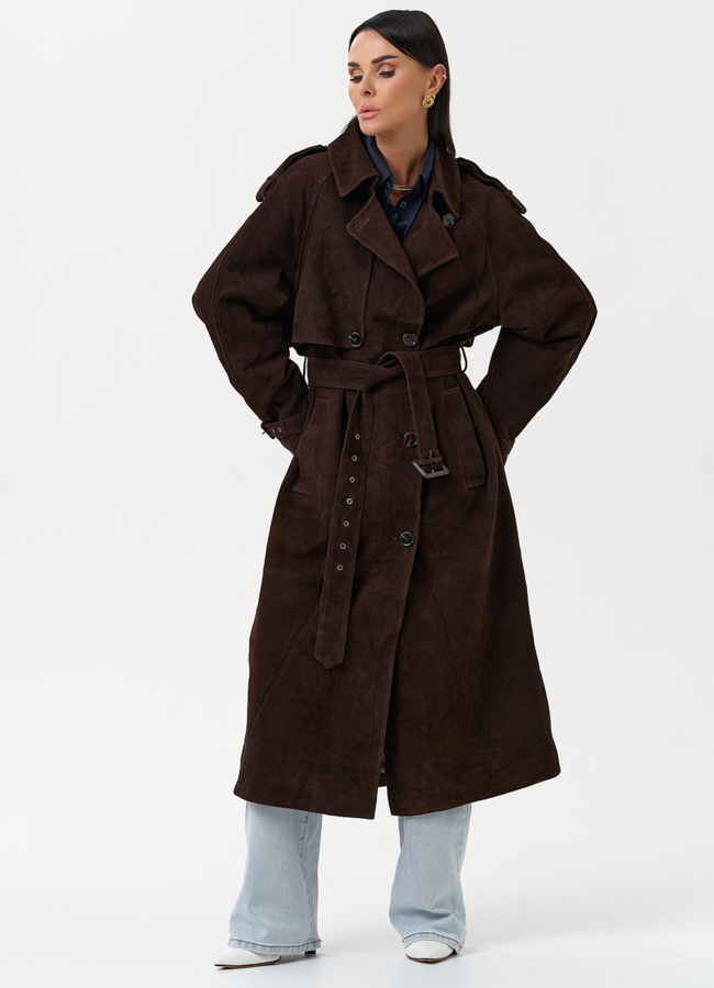 Длинный плащ из натуральной замши коричневого цвета модель № 31192 меха малина