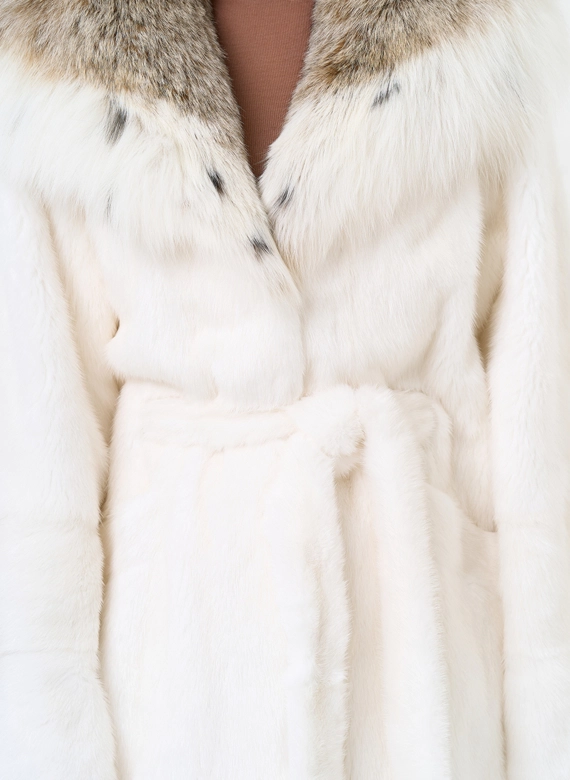 Женская шуба из меха норки с капюшоном из меха рыси