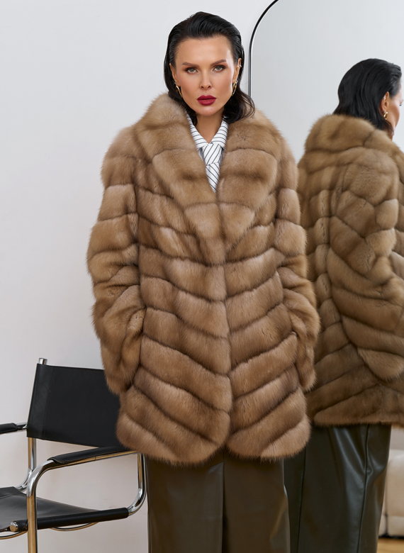 Женская шуба из куницы с воротником шаль