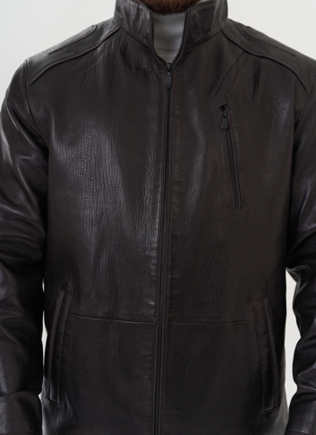 Кожаная куртка коричневого цвета