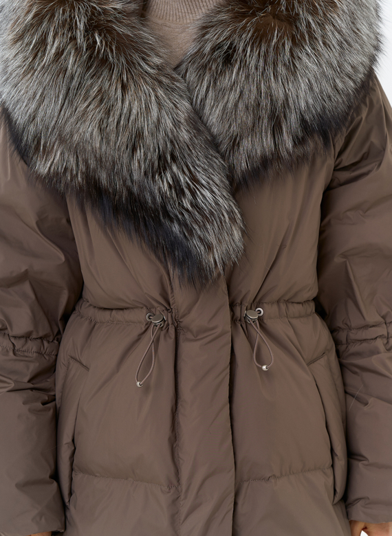 Женский пуховик с капюшоном из меха чернобурки