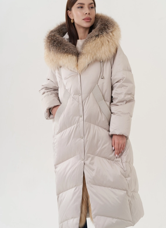 Пуховик с отделкой капюшона из меха лисы