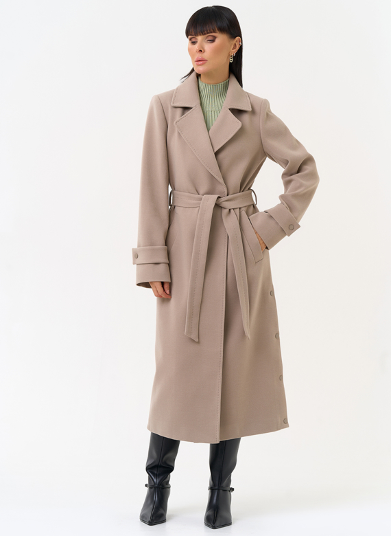 Женское пальто бежевого цвета с поясом