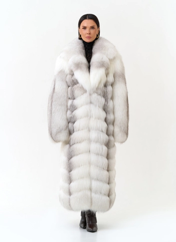 Длинная шуба из лисы с английским воротником белого цвета фото